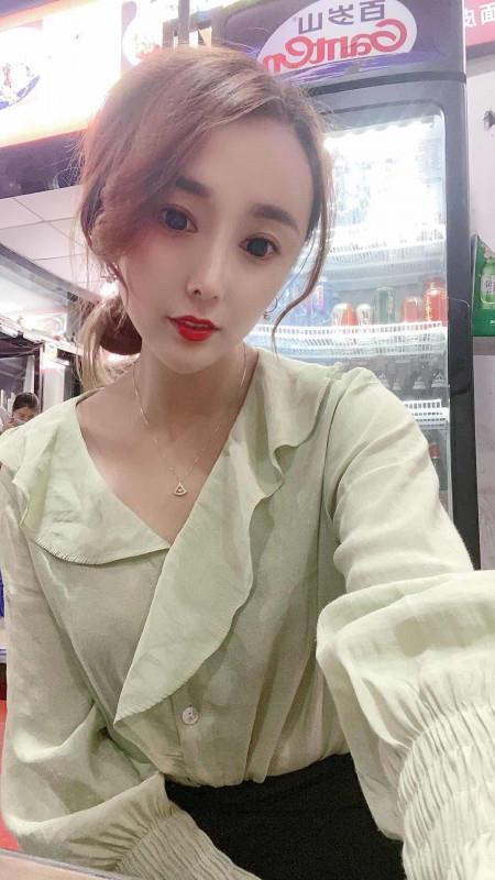 草场坡网红脸小姐姐 第1张