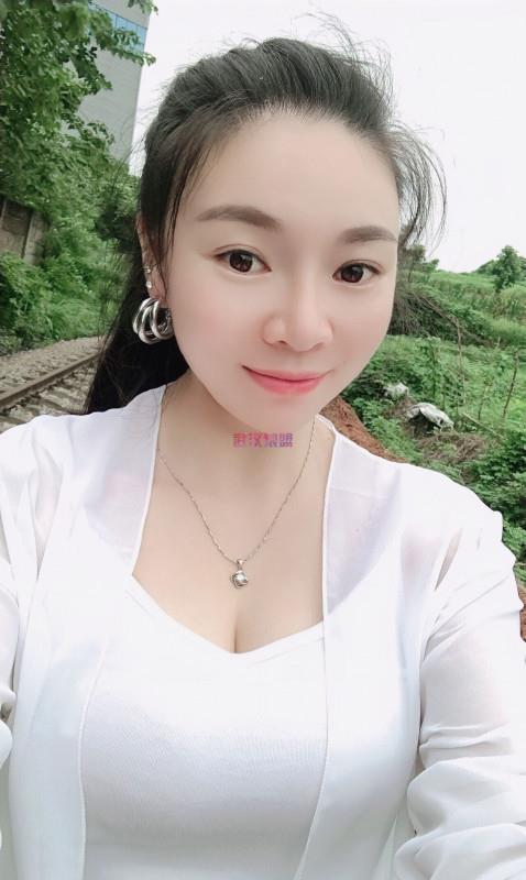 小东门肤白胸大 第2张